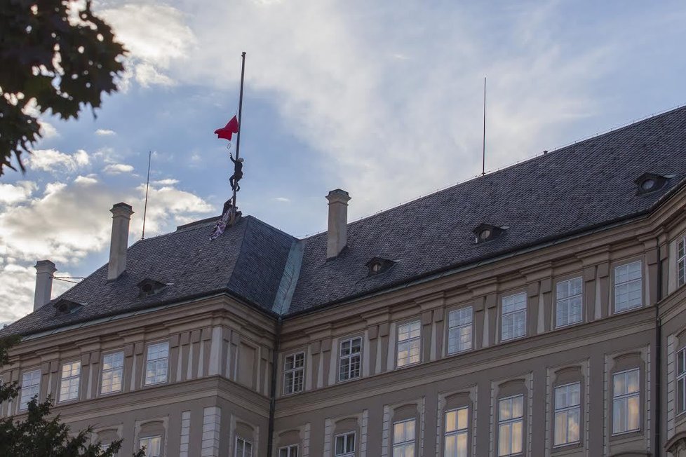 Červené trenýrky nad Pražským hradem – zaslala nám skupina Ztohoven.