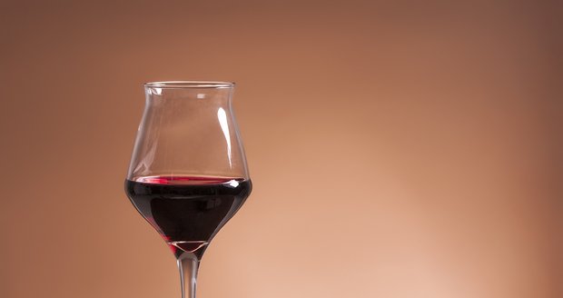 Sklenka vína denně prospívá zdraví.