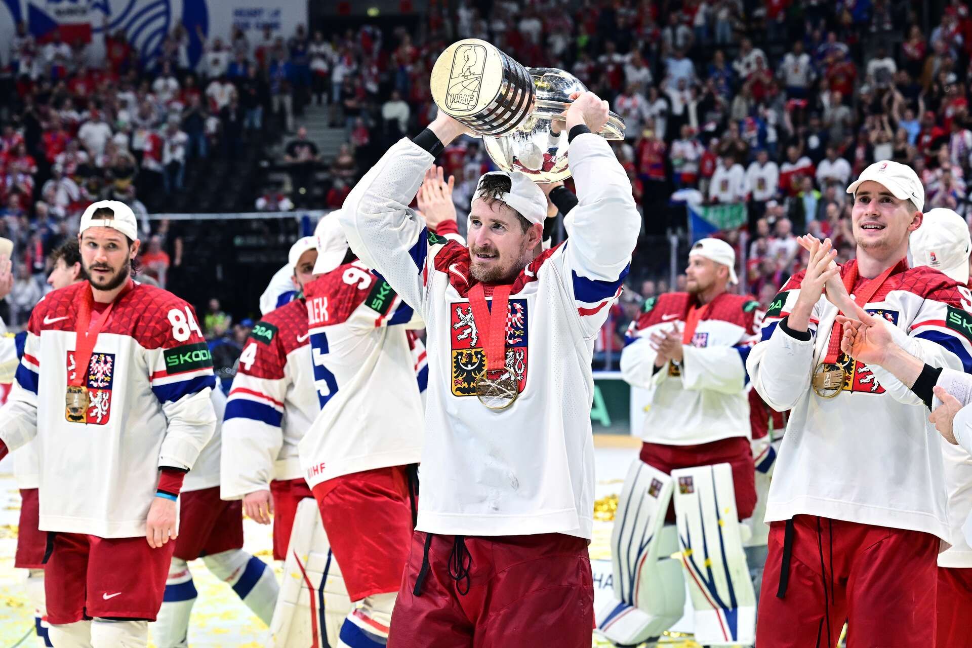 Roman Červenka s pohárem po triumfu na MS 2024 Roman Červenka s pohárem po triumfu na MS 2024