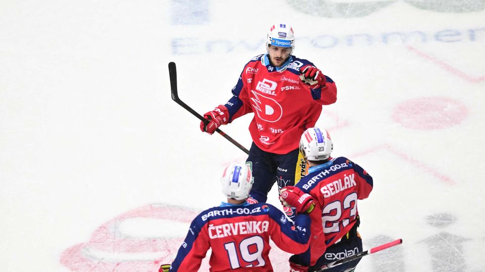 Roman Červenka a Lukáš Sedlák gratulují ke gólu Jakubu Laukovi