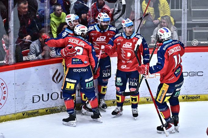 ONLINE: Třinec - Pardubice 2:2. Rychlé srovnání! Po Sedlákovi se prosadil Červenka ONLINE: Třinec - Pardubice 2:2. Rychlé srovnání! Po Sedlákovi se prosadil Červenka