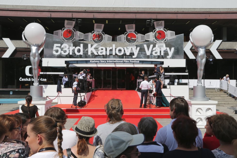 Červený koberec je připraven, 53. ročník filmového festivalu v Karlových Varech pomalu začíná.