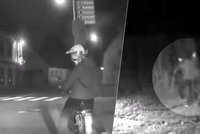 Opilec na babetě daleko nedodrandil: Při honičce ho zastavil plot, pak policisté