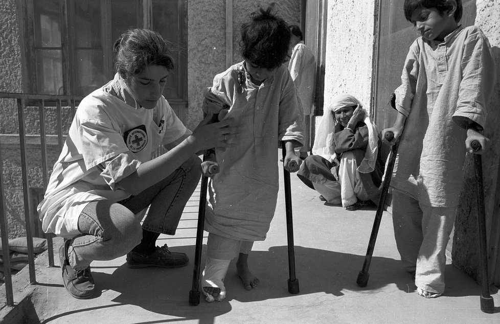 Dobrovolnice Červeného kříže v Afghánistánu (1986)
