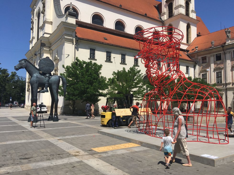 Hotovo. Usazení hlavy prezidenta na zbytek konstrukce proběhlo hladce. Masaryk teď u Místodržitelského paláce dělá společnost jezdci Joštovi.