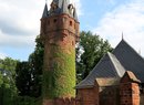 Romantický pseudogotický Červený zámek v Hradci nad Moravicí je přitažlivý řadou expozic a architekturou, okolí shlédnete z Hodinové věže