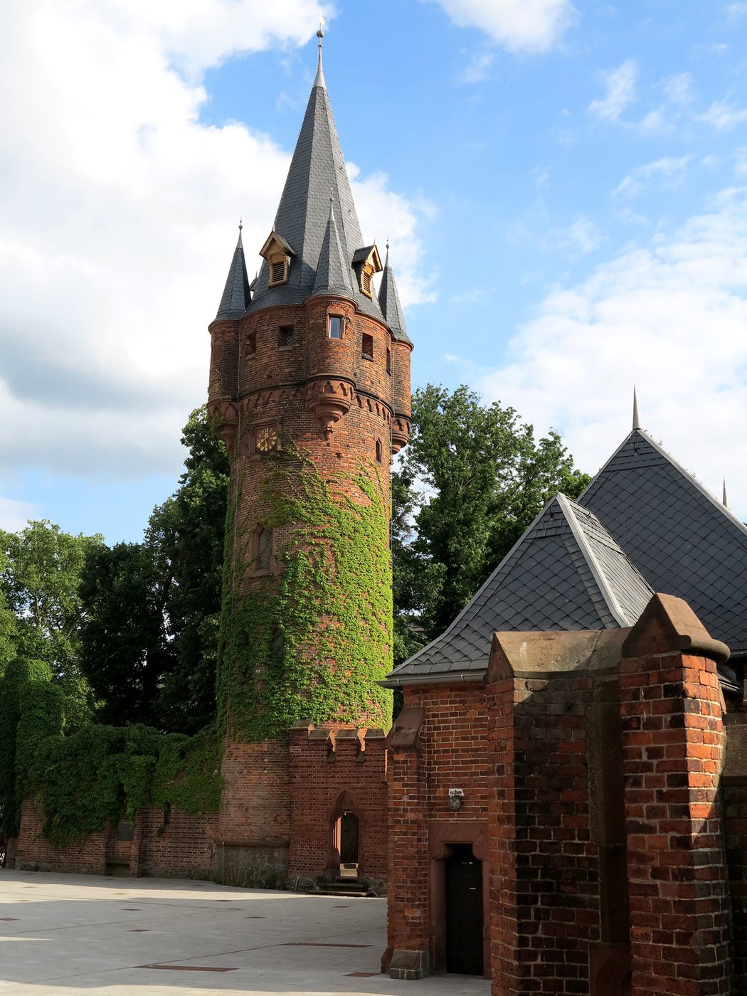 Romantický pseudogotický Červený zámek v Hradci nad Moravicí je přitažlivý řadou expozic a architekturou, okolí shlédnete z Hodinové věže