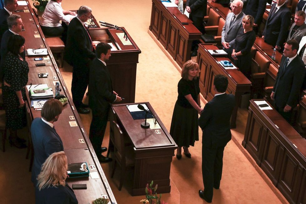 Nová poslankyně Monika Červíčková skládá slib poslance do rukou předsedy Sněmovny Radka Vondráčka (oba ANO). Poslankyně nahradila v lavici Roberta Pelikána, který se vzdal mandátu.