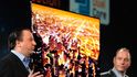 Prezident americké divize Samsungu Tim Baxter odhalil 55palcovou Super OLED televizi, kterou mohou uživatelé ovládat hlasem a gesty.