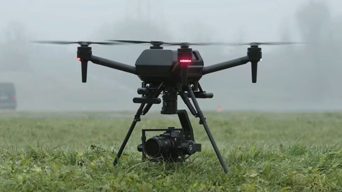 Dron od Sony. Poprvé se o projektu dronu Airpeak mluvilo v listopadu 2020, dosud ale design i podrobnosti o létajícím stroji zůstaly tajné. Na CES se odtajnila nejen podoba, ale i vybavení, například  i full-framový zrcadlový fotoaparát Sony, který umožňuje dynamické natáčení.
