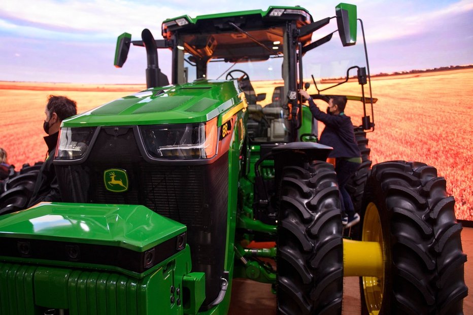 Pozornost na konferenci CES přitahovaly také autonomní traktory společnosti John Deere.