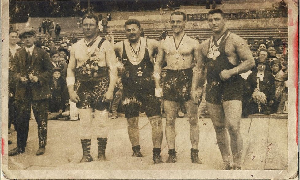 Siláci (zleva) František Česal, Leo Roháček, neznámý zápasník a František Fischer.