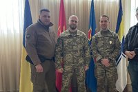 Češi dováží na Ukrajinu sanitky a vojáky učí první pomoc: Dostali medaili za chrabrost
