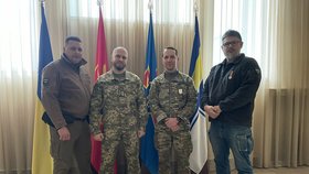 Deset českých dobrovolníků obdrželo v Kyjevě medaile za chrabrost.