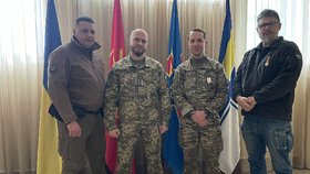 Deset českých dobrovolníků obdrželo v Kyjevě medaile za chrabrost.
