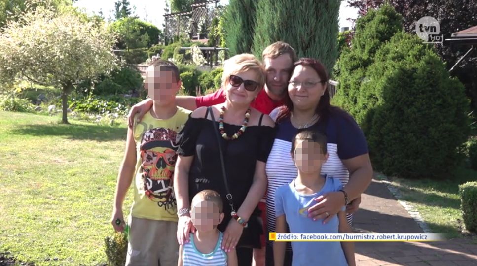 Česká rodina na fotce s majitelkou penzionu