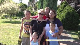 Česká rodina na fotce s majitelkou penzionu