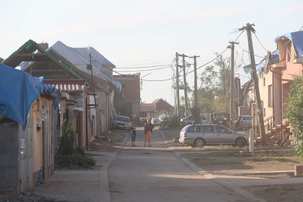Ničivé tornádo srovnalo české vesnice se zemí, Češi stihli uklidit ulice za pár dní.