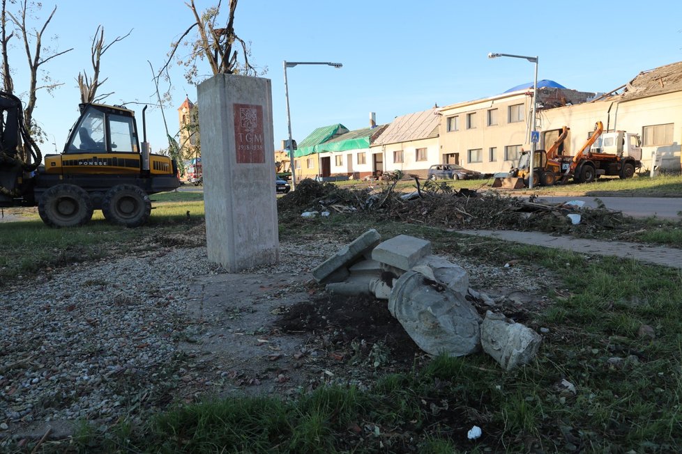 Ničivé tornádo srovnalo české vesnice se zemí, Češi stihli uklidit ulice za pár dní