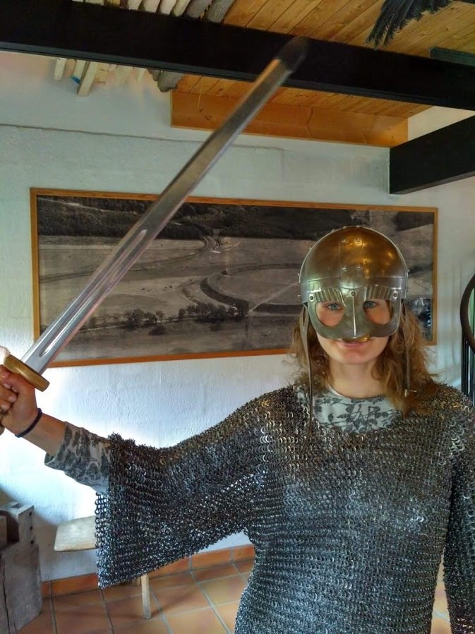 Na cestách si Markéta vyzkoušela i vikingskou zbroj, která vážila 16 kilogramů.