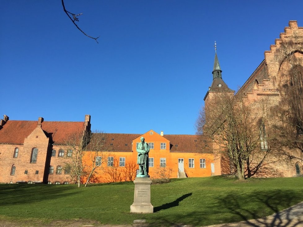 Hodně času také tráví ve městě Odense, na fotografii je socha Hanse Christiana Andersena, který se na ostrově Fyn narodil.