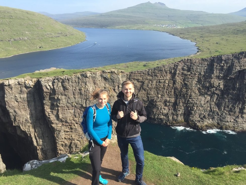 Součástí Dánska jsou i Faerské ostrovy. Zde je Markéta s kamarádem, se kterým navštívila oblíbená místa jako je jezero Sørvágsvatn, které je největší na ostrovech.