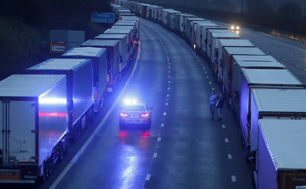 Tisíce řidičů kamionů zůstaly uvězněny na hranicích mezi Francií a Velkou Británií. Mezi nimi byly i stovky Čechů.
