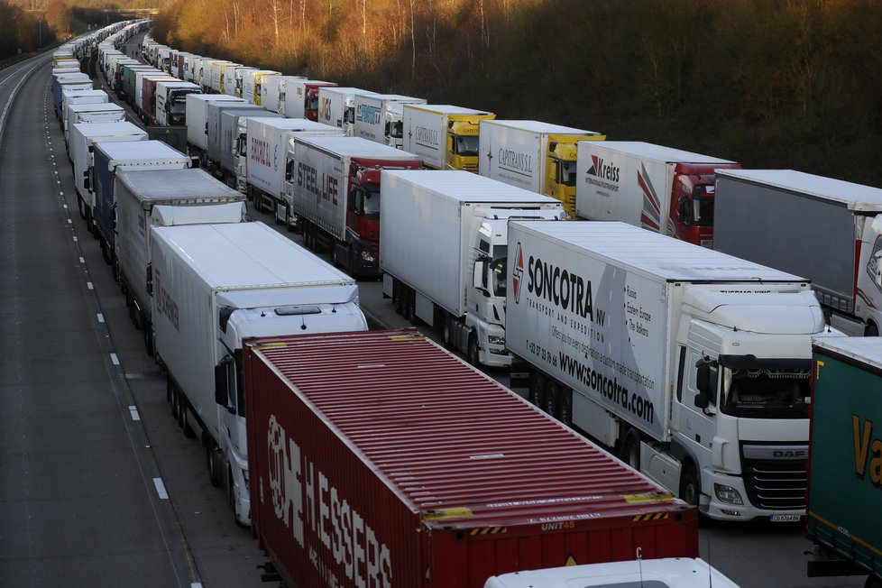 Tisíce řidičů kamionů zůstaly uvězněny na hranicích mezi Francií a Velkou Británií. Mezi nimi byly i stovky Čechů.