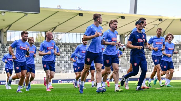 Společnost adidas se stala novým dodavatelem dresů české fotbalové reprezentace. Po 33 letech vystřídala firmu Puma. Společnost adidas se stala novým dodavatelem dresů české fotbalové reprezentace. Po 33 letech vystřídala firmu Puma.
