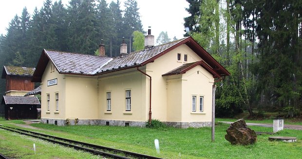 Bývalá staniční budova Střížovice slouží jako jeden z penzionů.