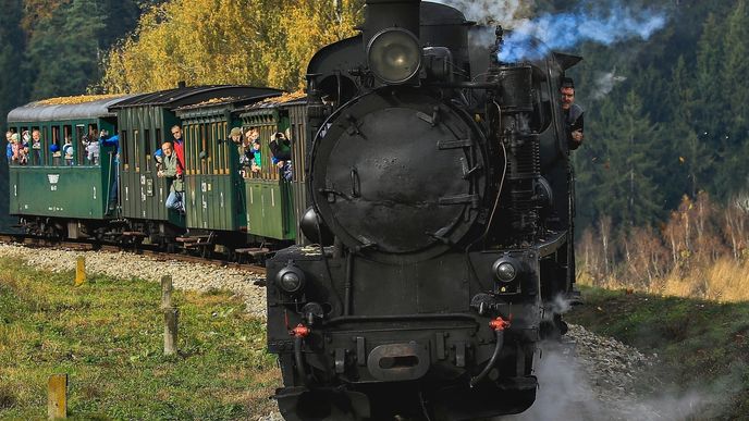 Na úzkokolejce z Jindřichova Hradce do Nové Bystřice jezdí vlaky už od roku 1897.