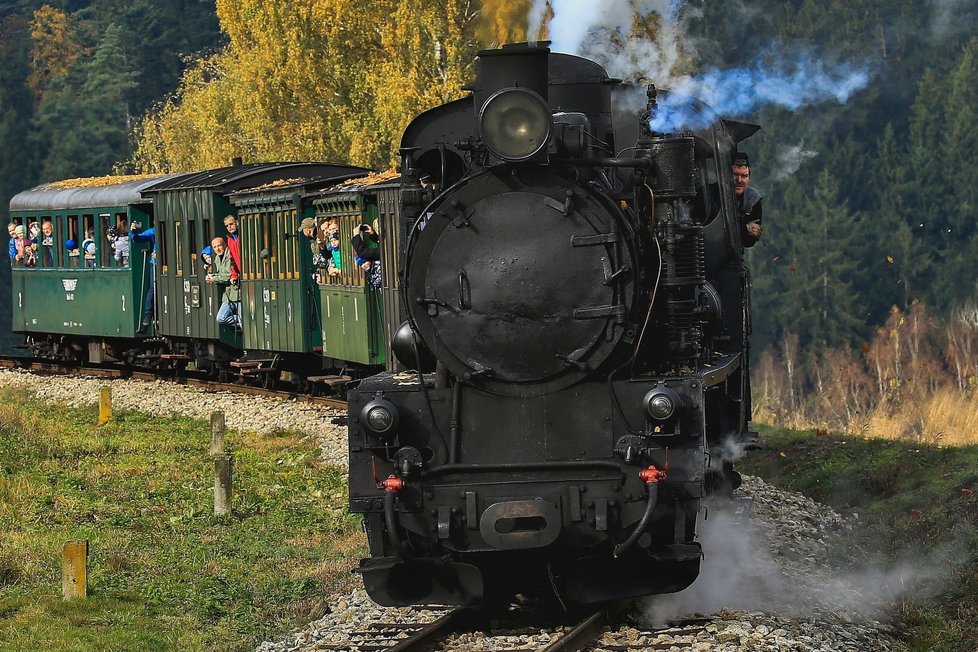 Na úzkokolejce z Jindřichova Hradce do Nové Bystřice jezdí vlaky už od roku 1897.