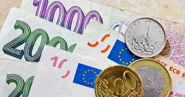 Česká měna prolomila hranici 26 korun za euro. Na dovolené bude zase líp