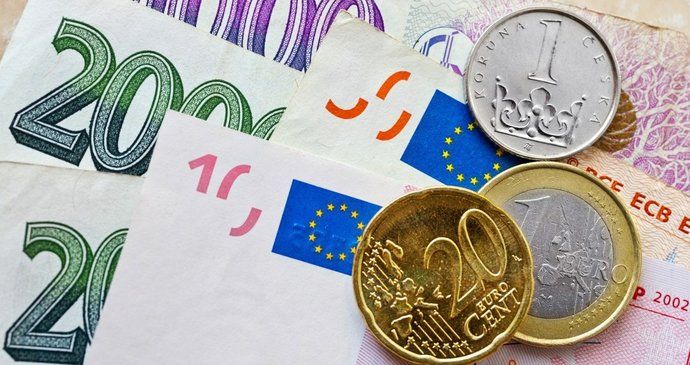 Na eura si koruny Češi raději mění ještě před odjezdem ve směnárnách (48 procent) či v bance (31 procent)