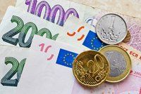 Čechy čekají levnější dovolené: Koruna je vůči euru nejsilnější od roku 2013