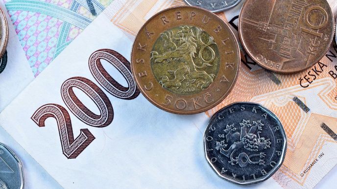 Česká koruna i ostatní středoevropské měny se propadají. Důvodem jsou zejména obavy z nové vlny pandemie.