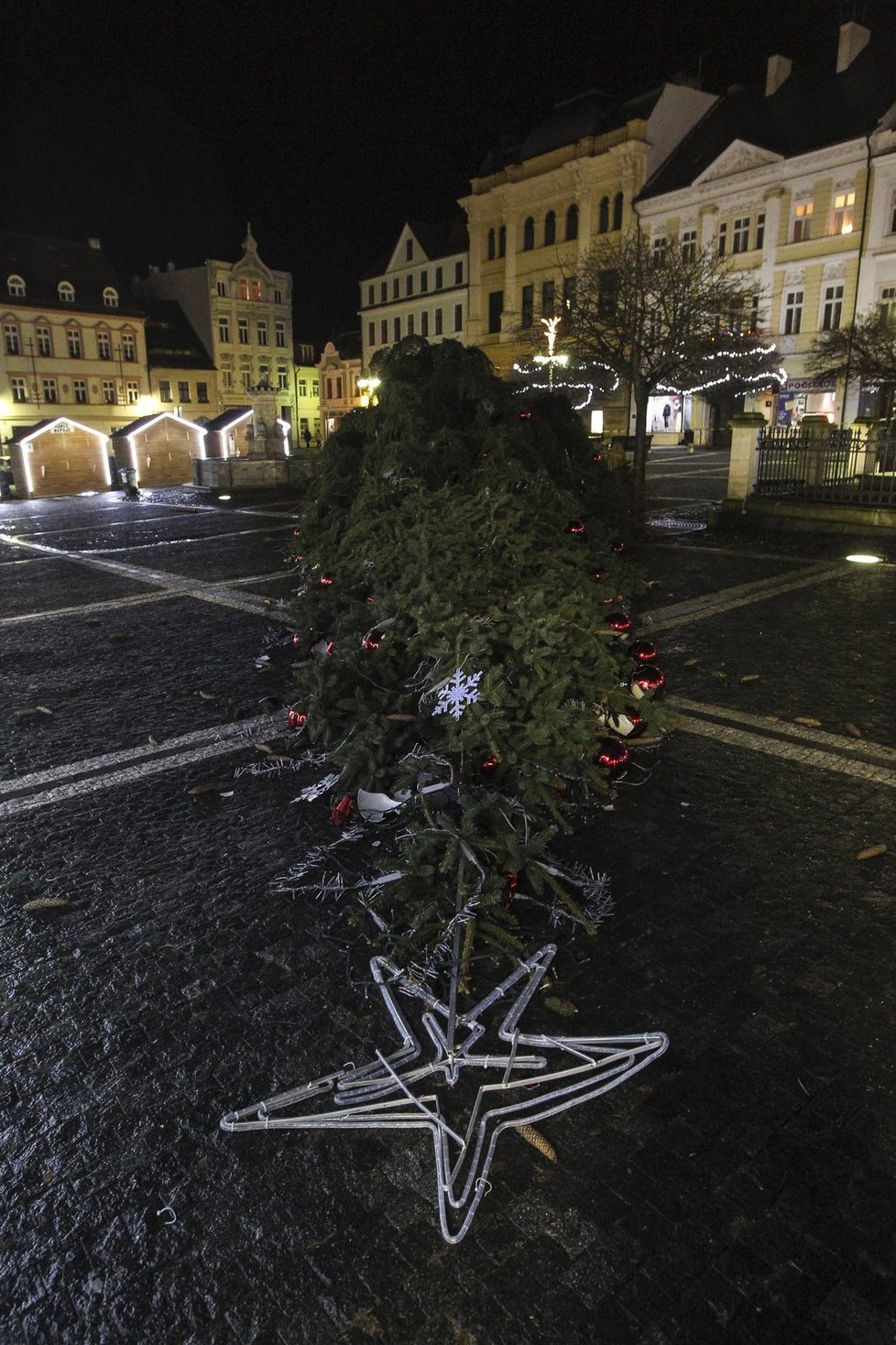 Česká Lípa přišla o svůj vánoční strom na náměstí. Dvacetimetrový smrk spadl zřejmě v důsledku silného větru.