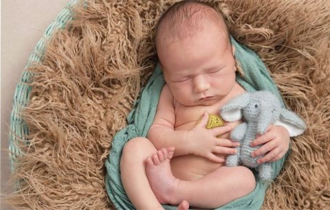 5 tipů na dárky k narození miminka. Trendy je zlatý dukát nebo cihlička