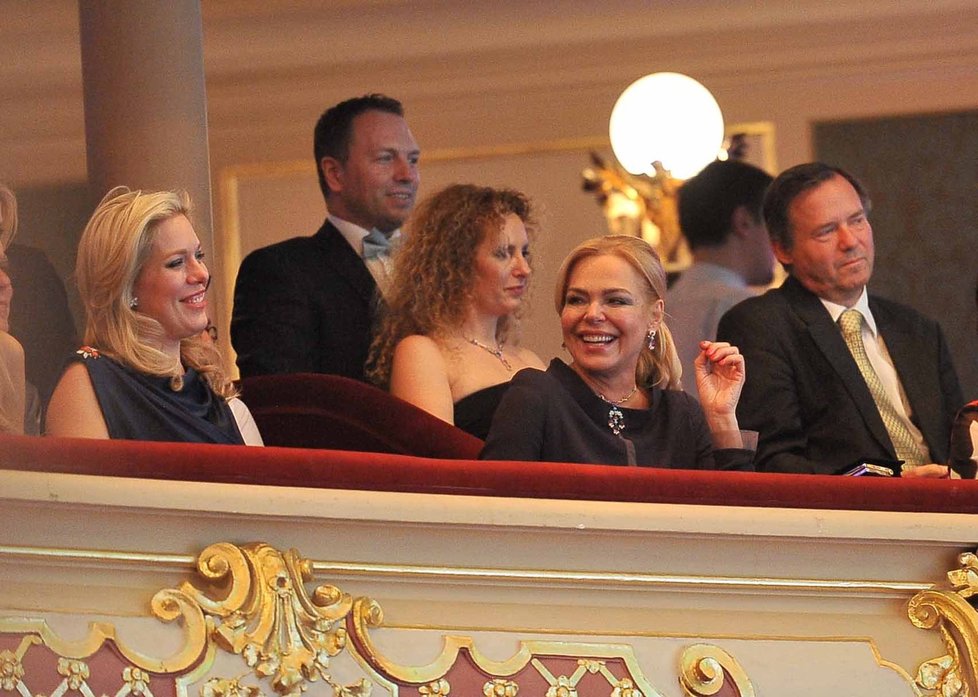 Dagmar Havlová s dcerou Ninou se smějí v lóži Hudebního divadla Karlín při finále České Miss 2013
