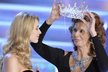 Česká Miss 2014 Gabriela Franková dostává korunku od Sophie Loren.