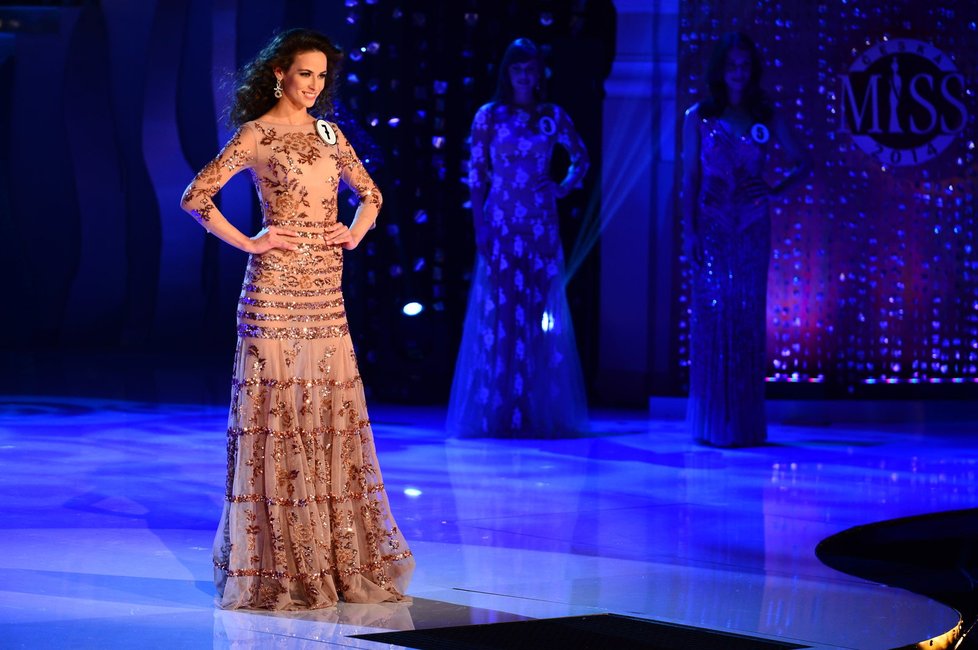 Promenáda finalistek České Miss 2014 ve večerních šatech.