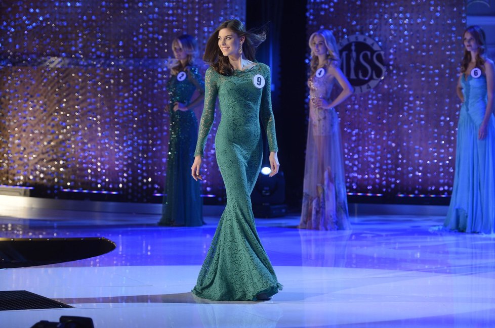 Promenáda finalistek České Miss 2014 ve večerních šatech.