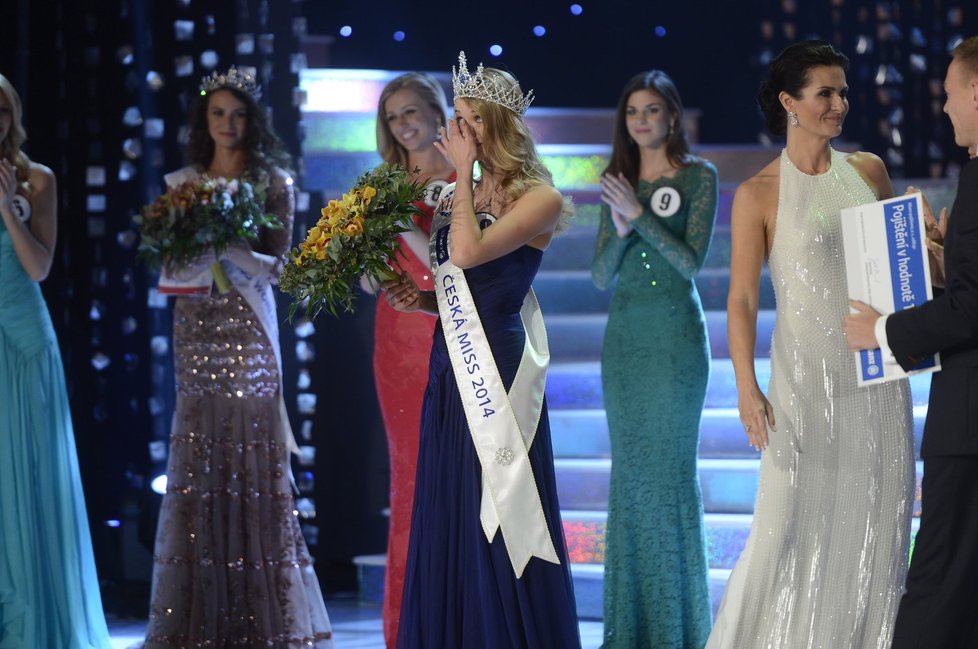 Dojatá vítězka titulu Česká Miss 2014 Gabriela Franková