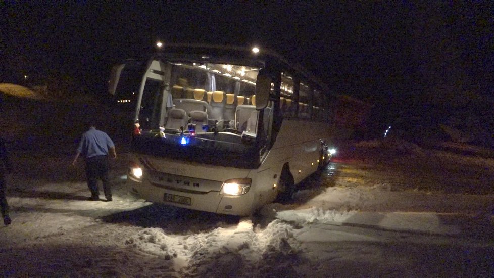 Autobus nezvládl zledovatělou zatáčku a zapadl do sněhu