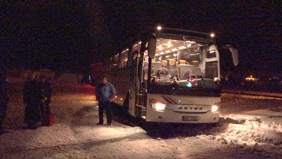 Autobus zůstal trčet ve sněhu. Řidič nemohl dostat autobus ven