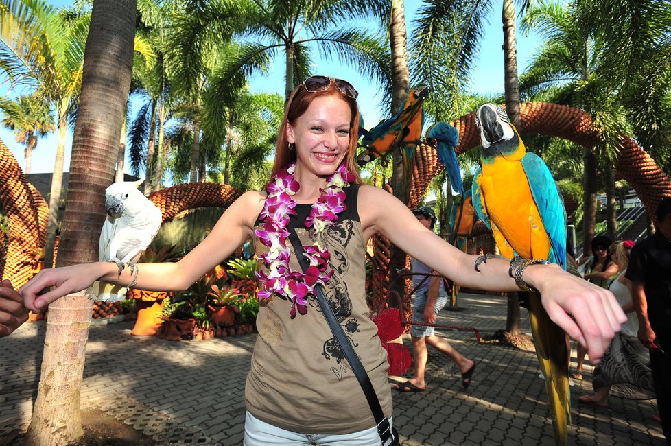 Lenka Šindelářová s papouškem na ruce