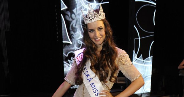 Krásná vítězka České Miss 2012 se předvádí fotografům