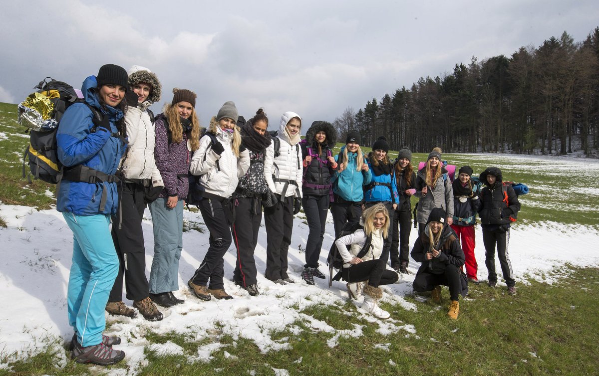 Do finále soutěže postupuje 14 adeptek na korunku královny krásy.