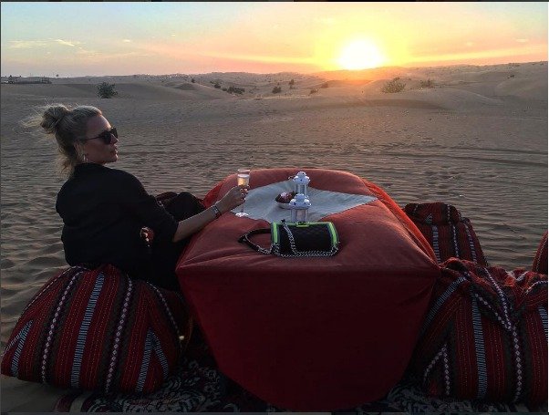 Krainová raději odletěla do Dubaje, kde si užívá v poušti.