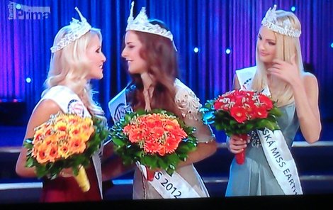 Vítězce Tereze Chlebovské gratuluje Česká Miss World Linda Bartošová. Vpravo je Česká Miss Earth Tereza Fajkrová